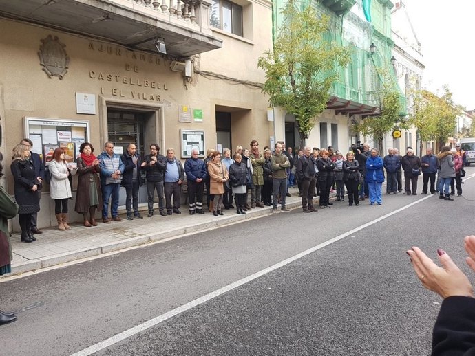 El minut de silenci a les portes de l'Ajuntament de Castellbell i el Vilar