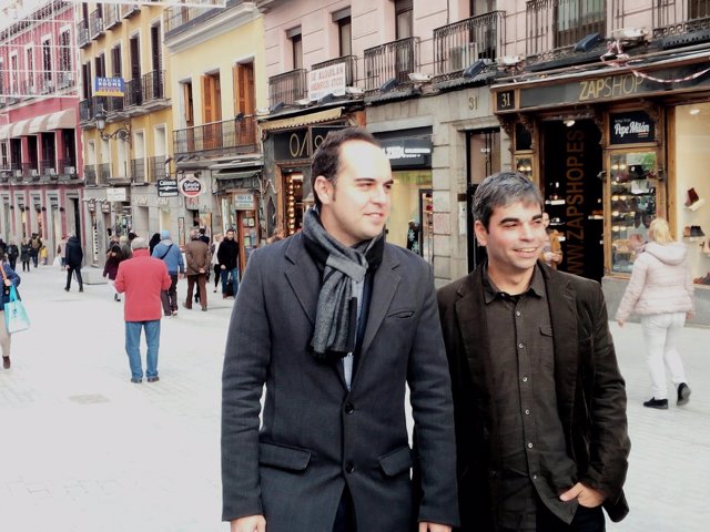 Los concejales José Manuel Calvo y Jorge García Castaño en la calle Carretas