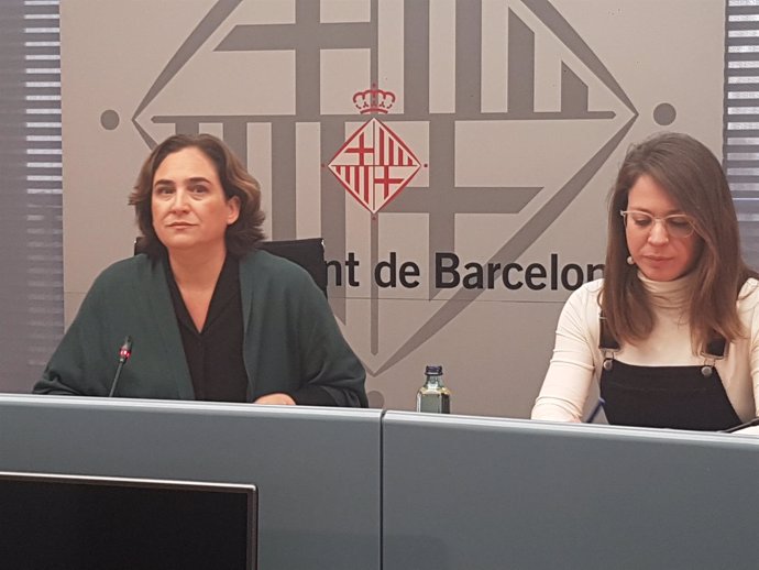La alcaldesa, Ada Colau, y la teniente de alcalde de Urbanismo, Janet Sanz
