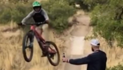 ¿Por qué es tan viral el vídeo de una moto y una botella y por qué recomiendan no verlo?