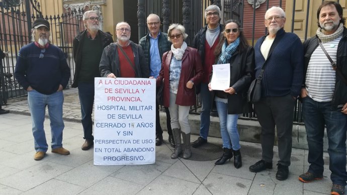 Integrantes de Marea Blanca Sevilla ante el Palacio de San Telmo