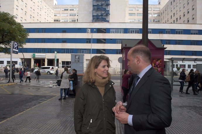 Ana Mestre y Juancho Ortiz frente al hospital de Cádiz
