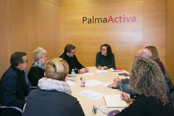 Reunión en PalmaActiva para fomentar el empleo de los mayores de 45 años