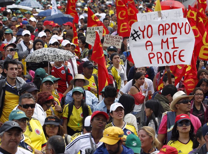 Manifestación de profesores y estudiantes en Colombia