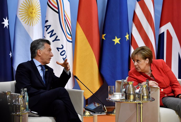 Argentinia's President Mauricio Macri and German Chancellor Angela Merkel talk a