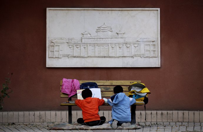 Niños estudian en Pekín, China
