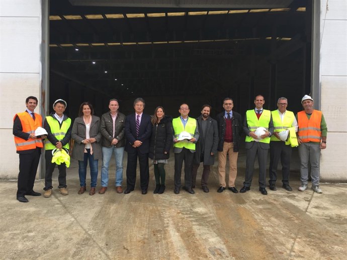 Visita de responsables de Takahata a las obras de la planta de la Carolina.