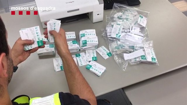 Desmantellats dos grups per falsificar títols de transport