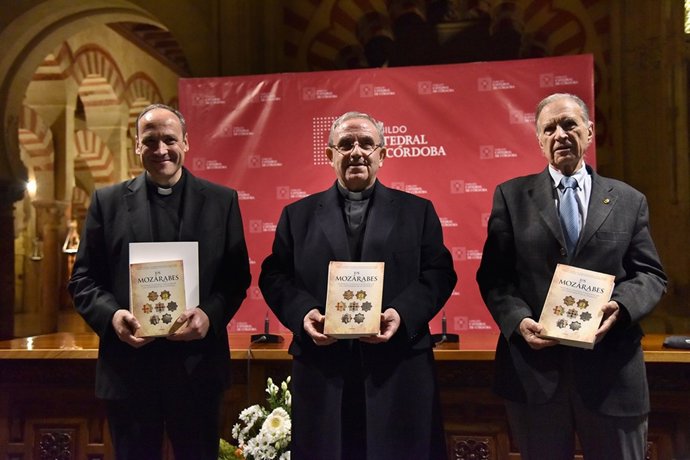 Pérez Moya (centro), entre Prieto y Rodríguez-Pantoja, con el libro en las manos