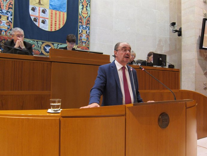Javier Lambán, en la sesión plenaria de las Cortes