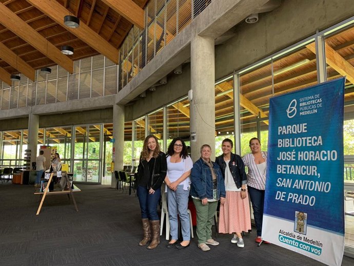 Asun Maestro (centro) visita el servicio de bibliotecas de Medellín