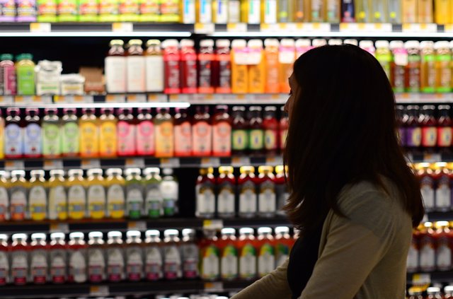 chica comprando en un supermercado