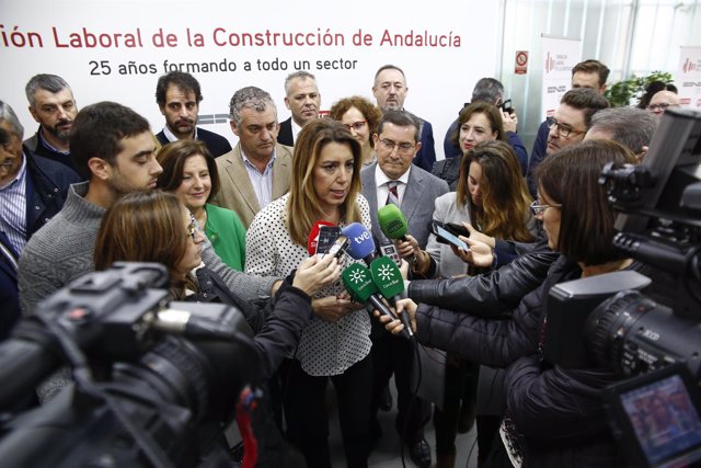 Susana Díaz atiende a los periodistas en un acto en Granada