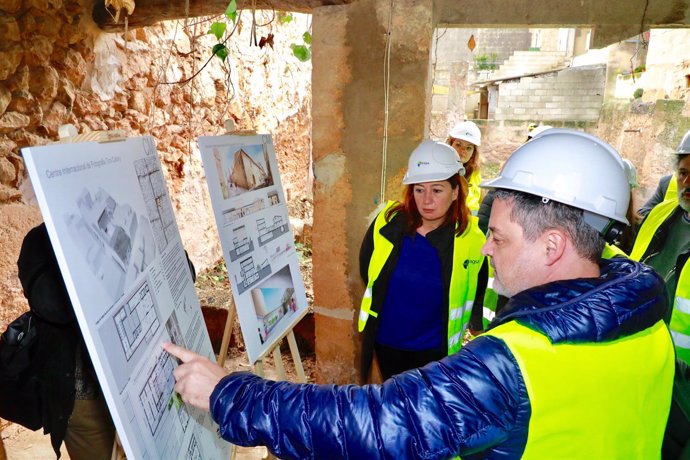 Armengol visita las obras del centro de fotografía Toni Catany