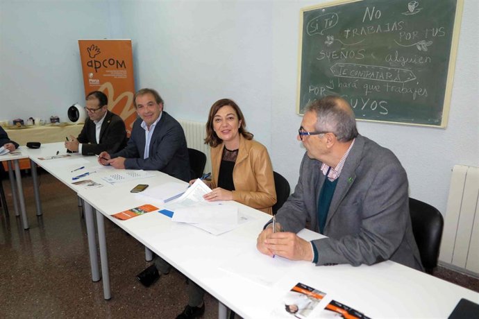 La directora del SEF, Severa González, se reúne con responsables de Apcom