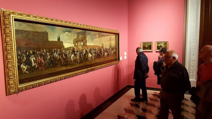 Visitantes de la exposición de la colección Santamarca en el Palacio de Sástago