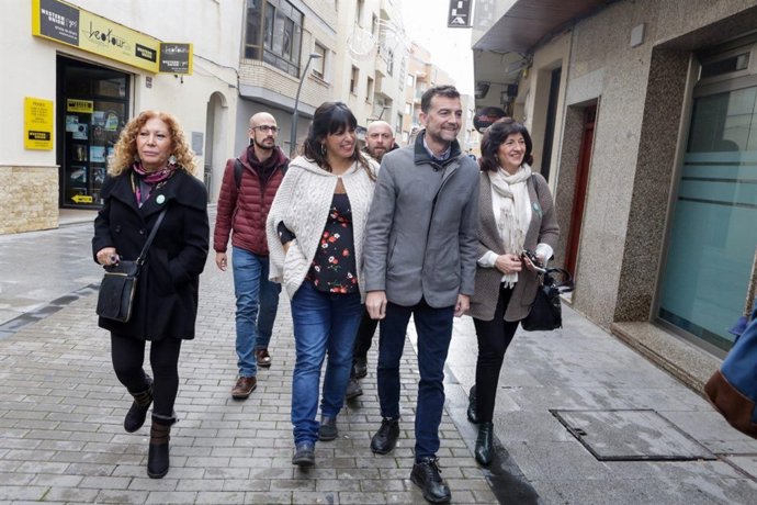 Teresa Rodríguez y Antonio Maíllo, en campaña electoral en Roquetas