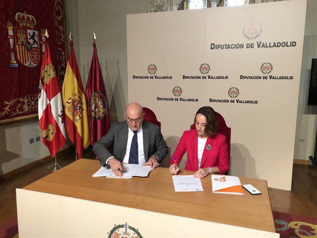 Carnero y Vicente firman el acuerdo, 22-11-18