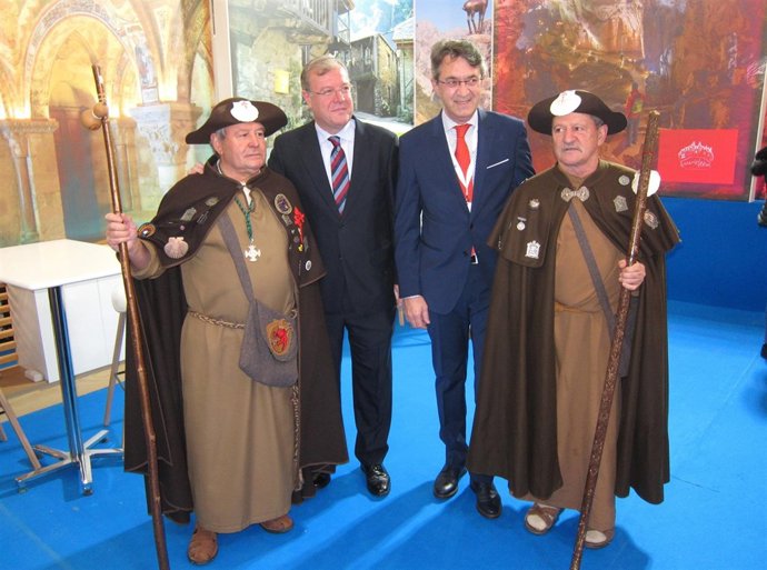 Silván (2º por la izaquierda) y Martínez Majo (a su izquierda), en Intur. 22-11