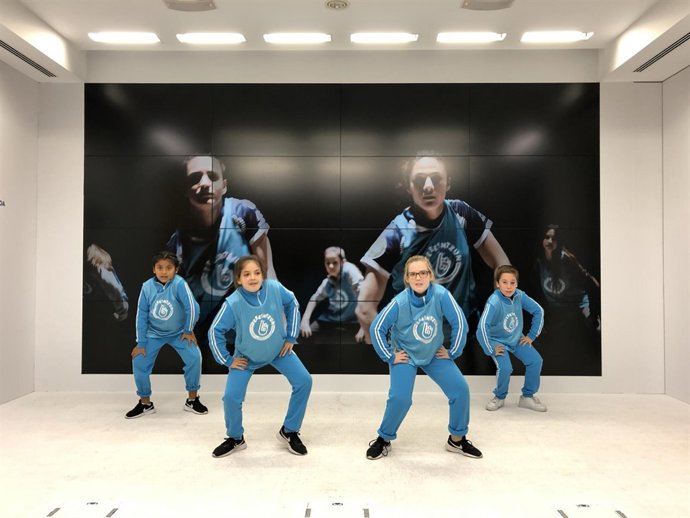 Niñas interpretando la 'haka' contra la violencia en el deporte