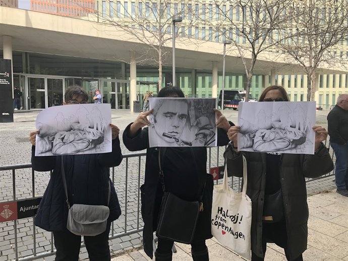 Manifestantes con foto de Roger Español ante la Ciutat de la Justícia