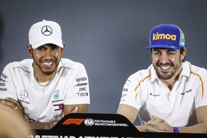 Fernando Alonso se ríe junto a Lewis Hamilton