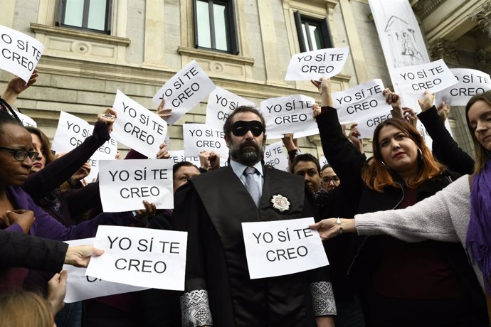 Diputadas de Unidos Podemos escenificando un éscrache' a un juez