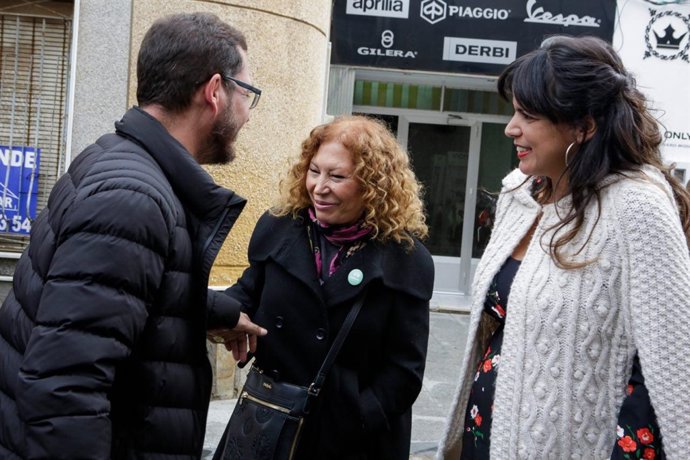 Teresa Rodríguez, en campaña electoral en Roquetas de Mar (Almería)