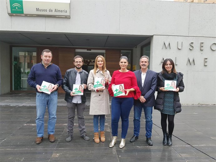 Noemí Cruz atiende a los medios en el Museo de Almería