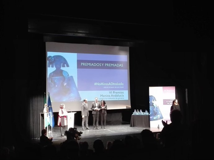 Miguel Lorente recoge el galardón en la gala de los Premios Menina