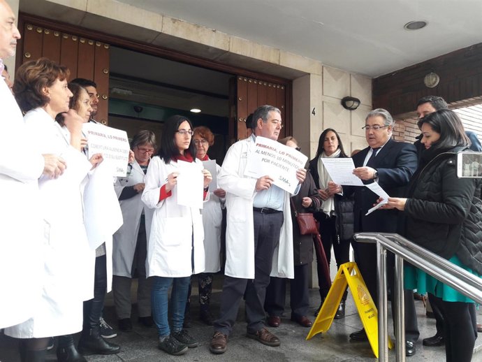 Juan Ignacio Zoido y Virginia Pérez muestran su apoyo al personal sanitario