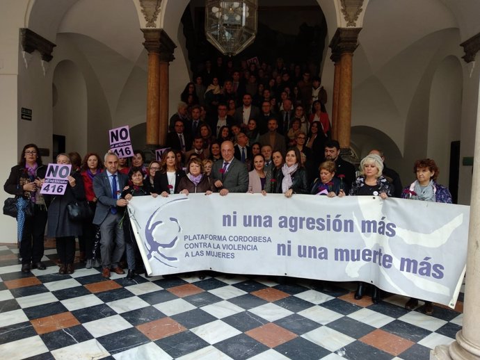Ruiz (centro), autoridades y colectivos, se concentran con la violencia machista