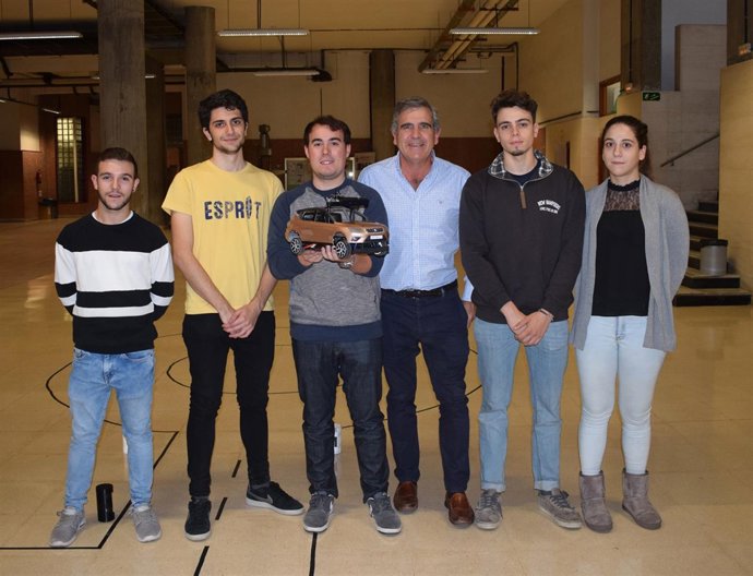 Los miembros del equipo de la UVA, con su vehículo autónomo a escala. 22-11