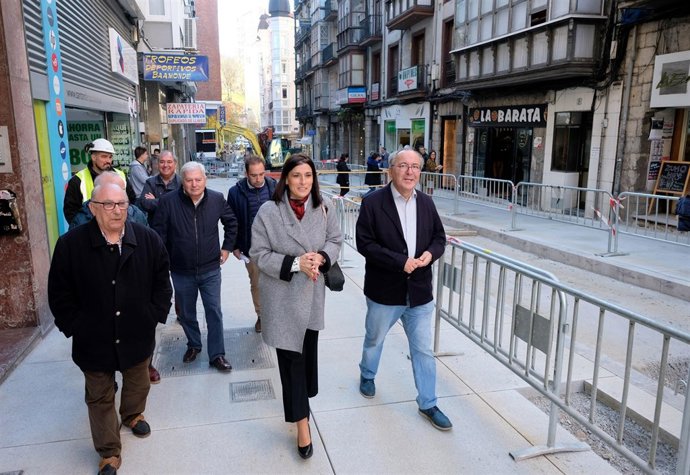 Visita alcaldesa obras calle Cervantes