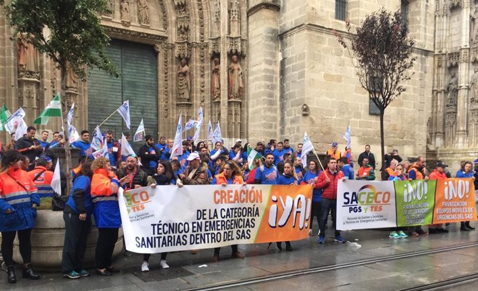 Protesta ante el SAS pidiendo la categoría de técnico de emergencias