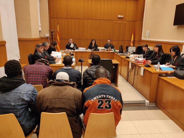 Juicio al portavoz del Sindicato de Manteros de Barcelona L.Sarr y a seis más