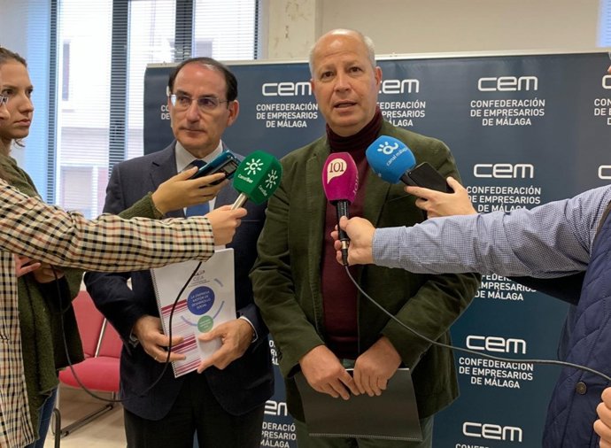 Javier Imbroda Ciudadanos Cs Málaga atiende medios con gonzález de lara CEM CEA