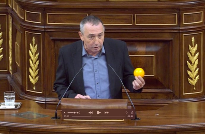 El portavoz de Compromís, con una naranja en la mano