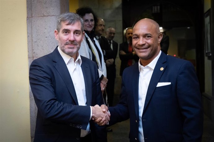 El presidente de Canarias, Fernando Clavijo, con el de San Martín, Daniel Gibbes