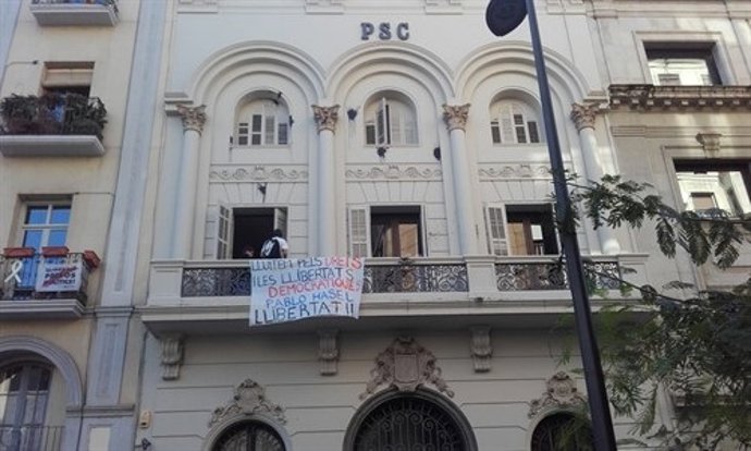 Pancarta colgada el 22 de octubre en la sede del PSC de Lleida