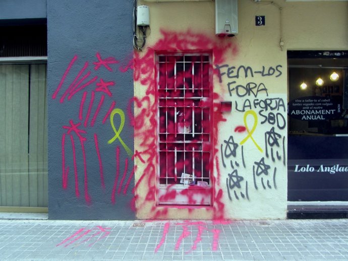 Pintura a la paret de la seu del PP de Sabadell (Barcelona)