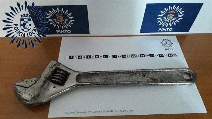 Llave inglesa usada en una discusión de tráfico