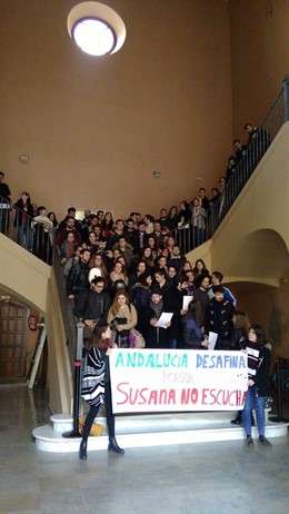 Concentración de alumnos del Conservatorio 'Manuel Castillo' de Sevilla