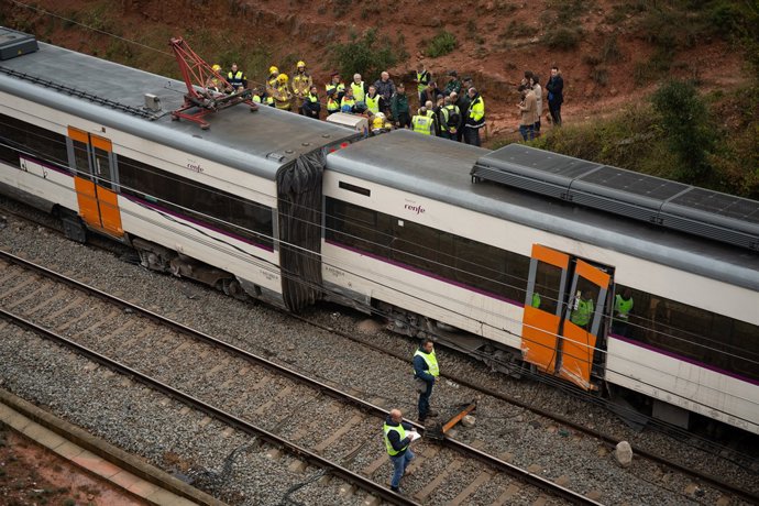 Descarrilament d'un tren per un despreniment a Vacarisses (Barcelona)