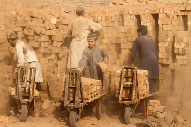 Trabajadores de una fábrica de ladrillos en Peshawar