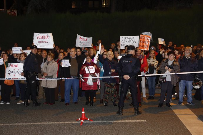Spiriman organiza una concentracion a las puertas del acto de Susana Diaz en Gra