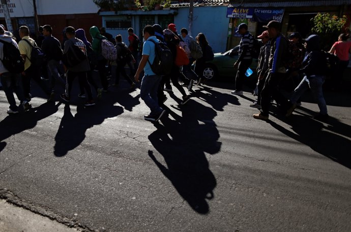 Caravana de migrantes parte desde El Salvador