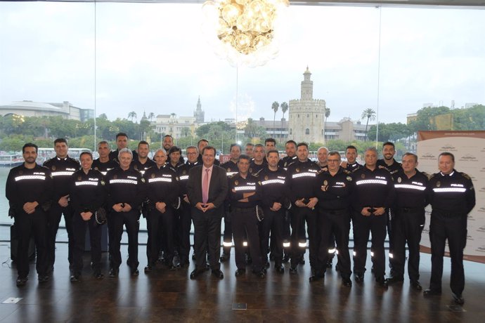 Cabrera con los agentes homenajeados