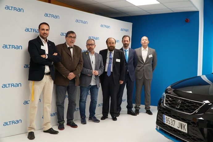 Josep Ginesta i José Ramón Magarzo, al centre, durant la inauguració