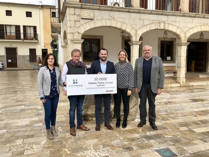 Ashpama entrega su aportación para los damnificados de las inundaciones